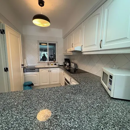 Lovely 3 Bedroom In A In Apartamento